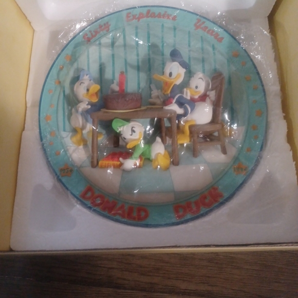 Disney store Donald Duck 3D collector's plate sixty Explosive years New in Box